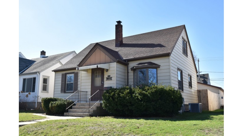 1411 Marshall Ave South Milwaukee, WI 53172 by Shorewest Realtors $195,000
