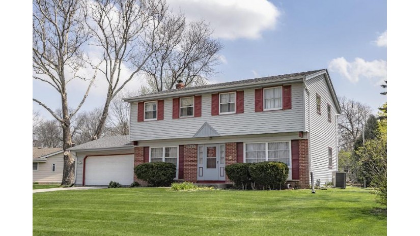 14725 W Honey Ln New Berlin, WI 53151 by Coldwell Banker HomeSale Realty - Wauwatosa $385,000