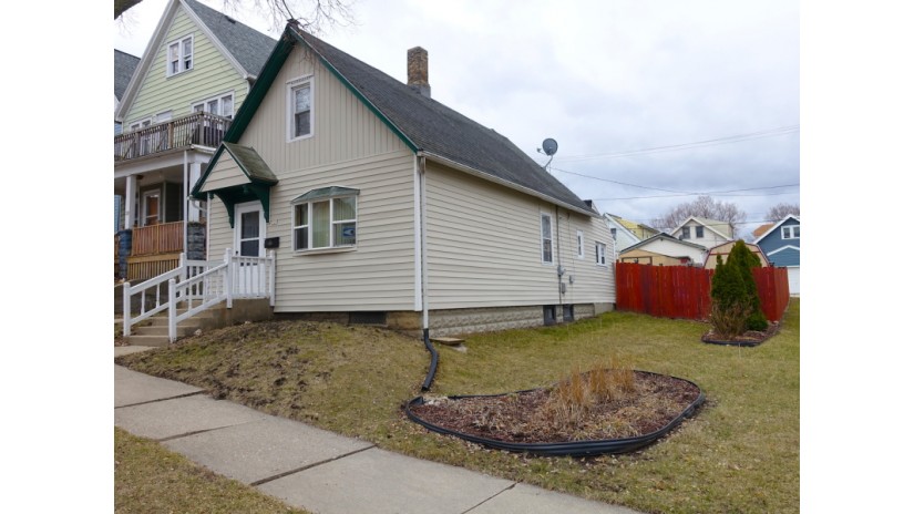 729 S 37th St Milwaukee, WI 53215 by Shorewest Realtors $135,000