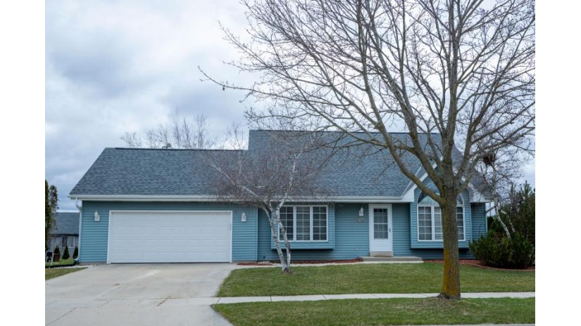 W205N17266 Colonial Ln Jackson, WI 53037 by List2Sell, LLC $329,900