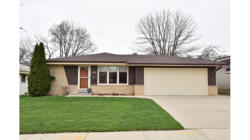 5652 S 24th St Milwaukee, WI 53221 by Shorewest Realtors $250,000