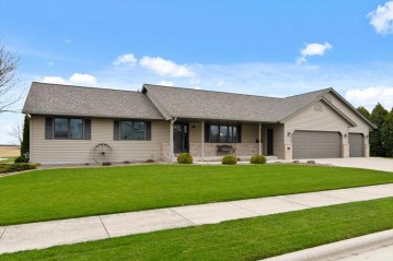 611 S 6th St, Oostburg, WI 53070-1460