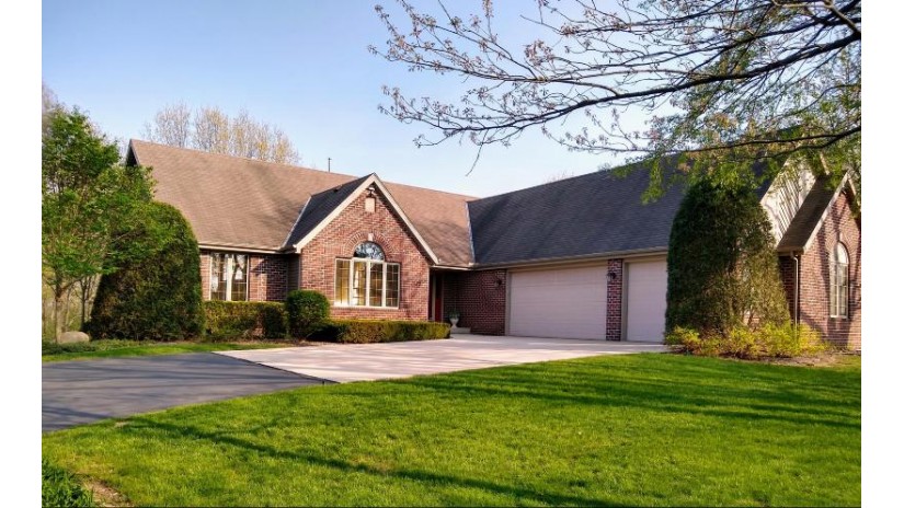 S95W32795 Hickorywood Trl Mukwonago, WI 53149 by Realty Executives - Integrity $679,000