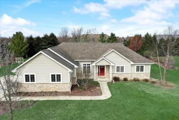 214 Hunters Glen Ln, Johnson Creek, WI 53038-9560