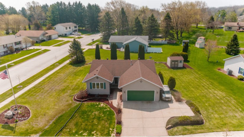 3301 Mary Ann Dr Waukesha, WI 53188 by Shorewest Realtors $369,900
