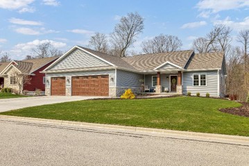 913 Stonebridge Dr, Howards Grove, WI 53083-5708