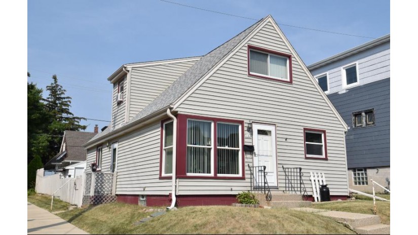 3163 S Kinnickinnic Ave Milwaukee, WI 53207 by Coldwell Banker HomeSale Realty - Franklin $229,000