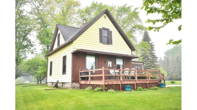 407 S Highland St Wales, WI 53183 by First Weber Inc - Brookfield $330,000