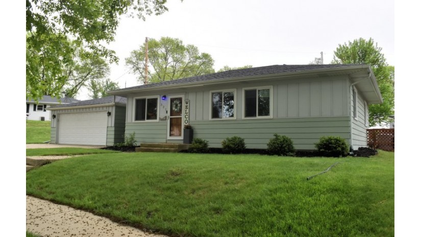 321 Western Ave Waukesha, WI 53188 by Shorewest Realtors $265,000