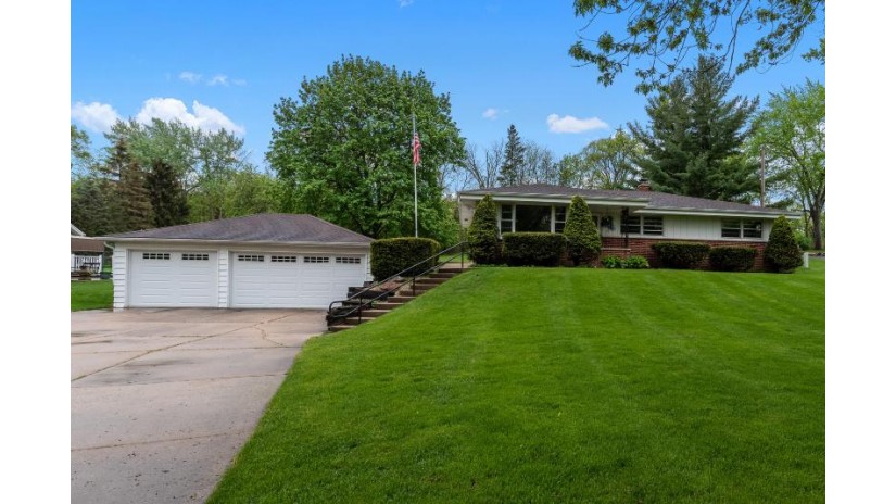 770 Glacier Rd Pewaukee, WI 53072 by Resilient Realty LLC $319,900
