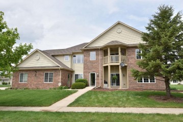 306 Louvain Ln, Belgium, WI 53004-9425