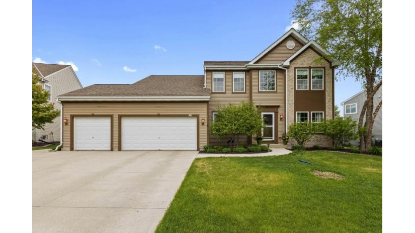 626 Creekwood Dr West Bend, WI 53095 by Coldwell Banker Realty $535,000