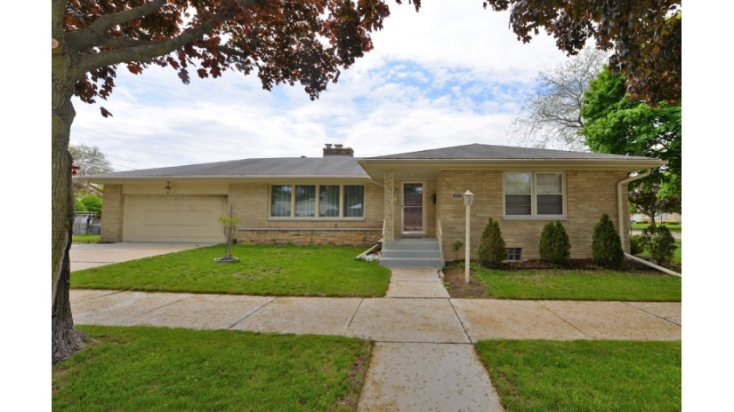 4519 Lindermann Ave Racine, WI 53405 by Shorewest Realtors $249,900