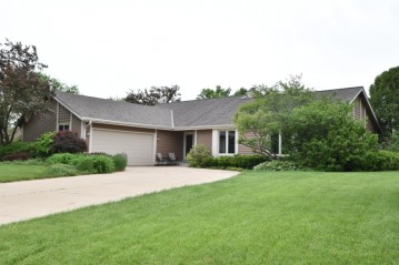 5261 Robinwood Ln, Hales Corners, WI 53130-1081