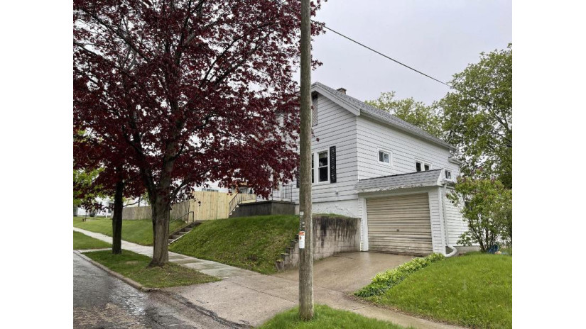 1816 S 12th St Manitowoc, WI 54220 by Heritage Real Estate $115,900