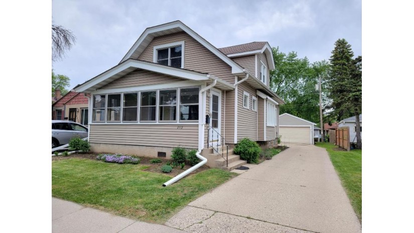 2512 S 84th St West Allis, WI 53227 by Luna Listings $219,900