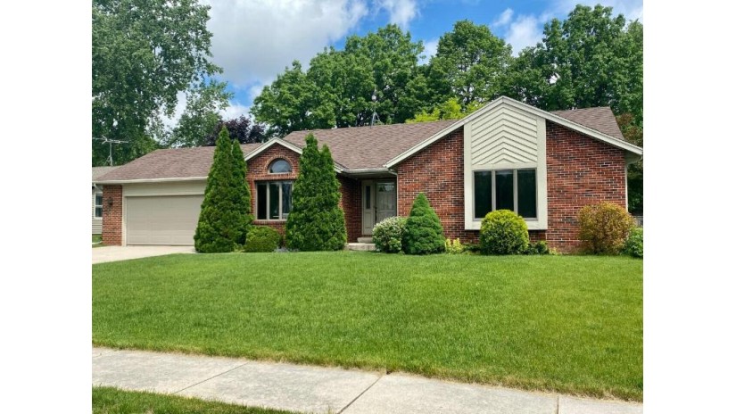 612 W Briarknoll Ct Saukville, WI 53080 by First Weber Inc- West Bend $310,000