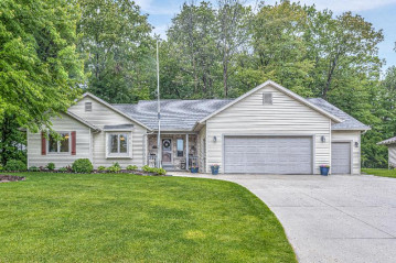 1620 Sandstone Ln, Howards Grove, WI 53083-1395