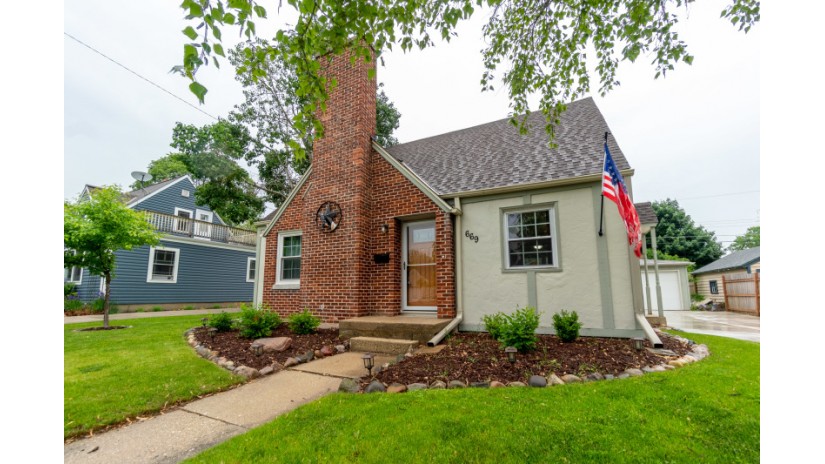 669 Wolcott St West Bend, WI 53090 by Shorewest Realtors $249,900