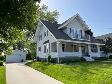 722 S 10th St, Oostburg, WI 53070