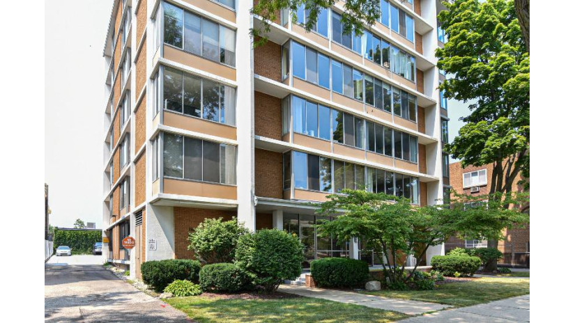 1409 N Prospect Ave 406 Milwaukee, WI 53202 by The Stefaniak Group, LLC $115,000