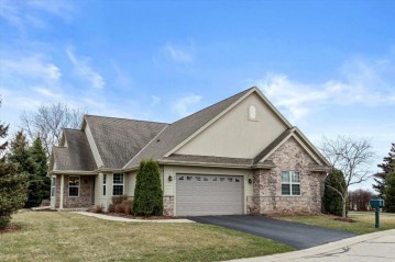 102 Eagles Cove Cir, North Prairie, WI 53153-9627