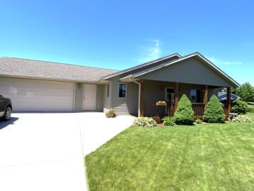 904 Eisenhower Ct, Howards Grove, WI 53083-1284