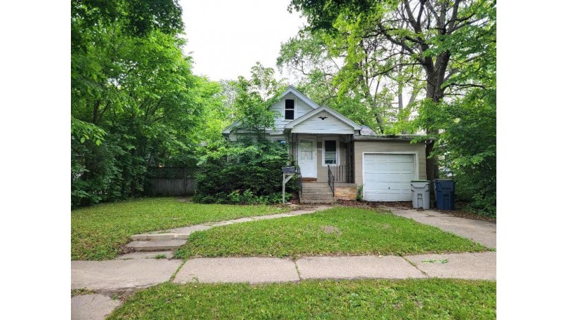 4867 N 53rd St Milwaukee, WI 53218 by Sunshine Realty Group $42,900