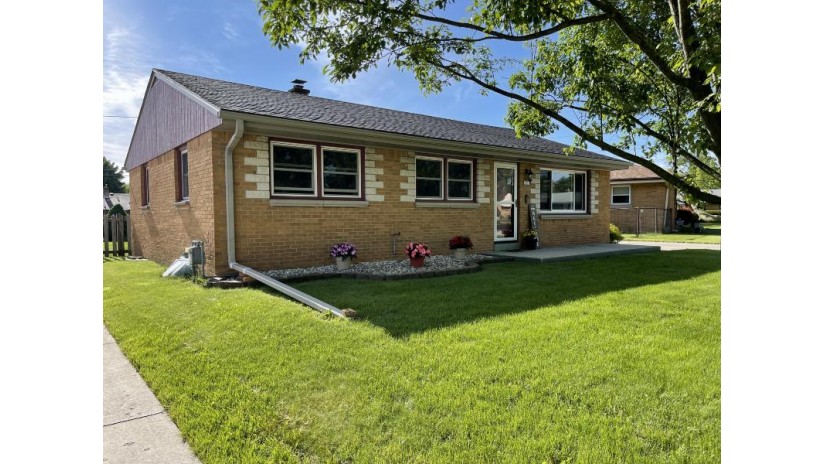 4468 S 65th St Greenfield, WI 53220 by Lannon Stone Realty LLC $235,000