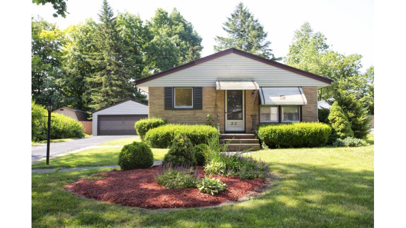 325 E Susan Dr Oak Creek, WI 53154 by RE/MAX Realty Pros~Milwaukee $215,000