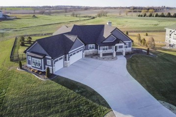 6689 Wagners Vineyard Tr, Windsor, WI 53590