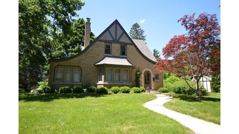 1304 Fairview Ave South Milwaukee, WI 53172 by Hometowne Realty LLC $315,000