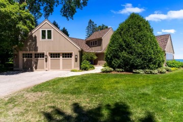 7124 N Beach Dr, Fox Point, WI 53217-3658