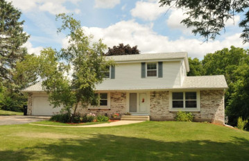 W269S2376 Creek Dr, Waukesha, WI 53188-5411