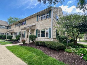 4832 N Shoreland Ave, Whitefish Bay, WI 53217-5821