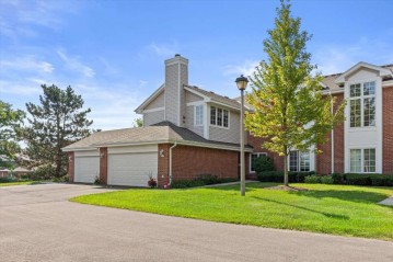 8993 Woodbridge Dr, Greendale, WI 53129-1084