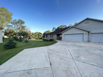 637 Evergreen Tr, Portage, WI 53901