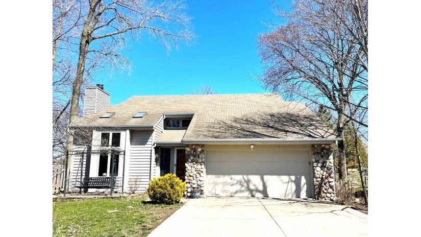 3954 E Elm Rd Oak Creek, WI 53154 by Jon Michals Realty, LLC $335,000