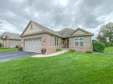 316 Eagles Cove Cir, North Prairie, WI 53153-9629