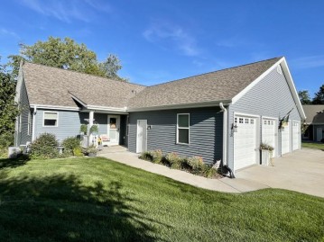 320 Creekside Ct, Watertown, WI 53098