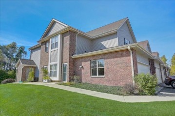 104 Forest Ridge Ct, Saukville, WI 53080-2127