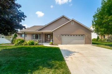 525 Moraine Dr, Elkhart Lake, WI 53020-2132