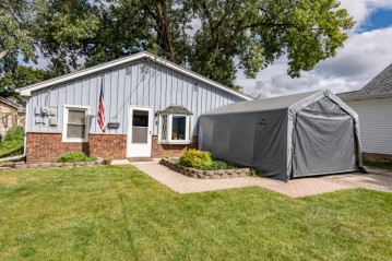 332 W Roberta Ave, Waukesha, WI 53186-6159