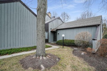 74 E Parkfield Ct, Wind Point, WI 53402