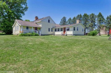 8960 Town Line Rd, Kewaskum, WI 53040