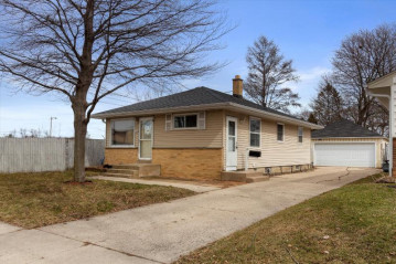 6684 N 42nd St, Milwaukee, WI 53209-3011