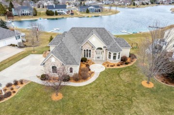 410 W Red Pine Cir, Dousman, WI 53118