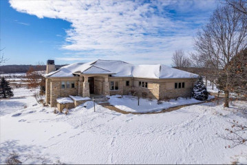 8271 N Riley Rd, Springdale, WI 53593