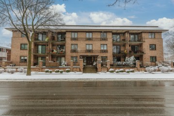 303 E Henry Clay St 202, Whitefish Bay, WI 53217-5552