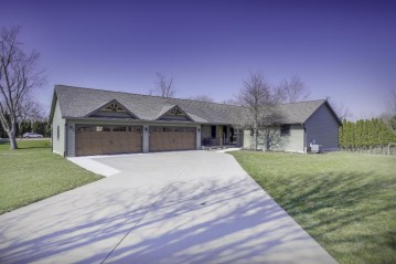 700 Brynnwood Lane, Lena, IL 61048